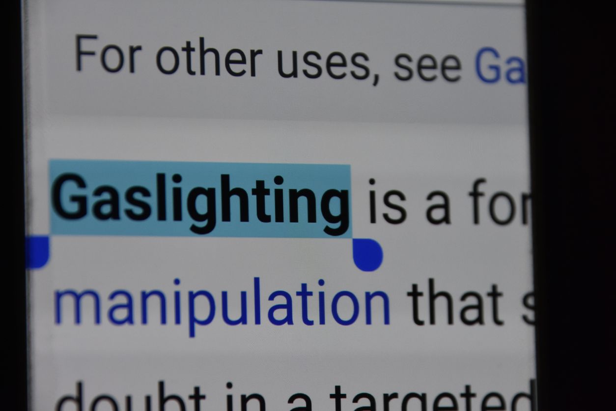 Beberapa hari ini, istilah gaslighting tengah viral di Tiktok, bahkan ada yang namanya lomba gaslighting.