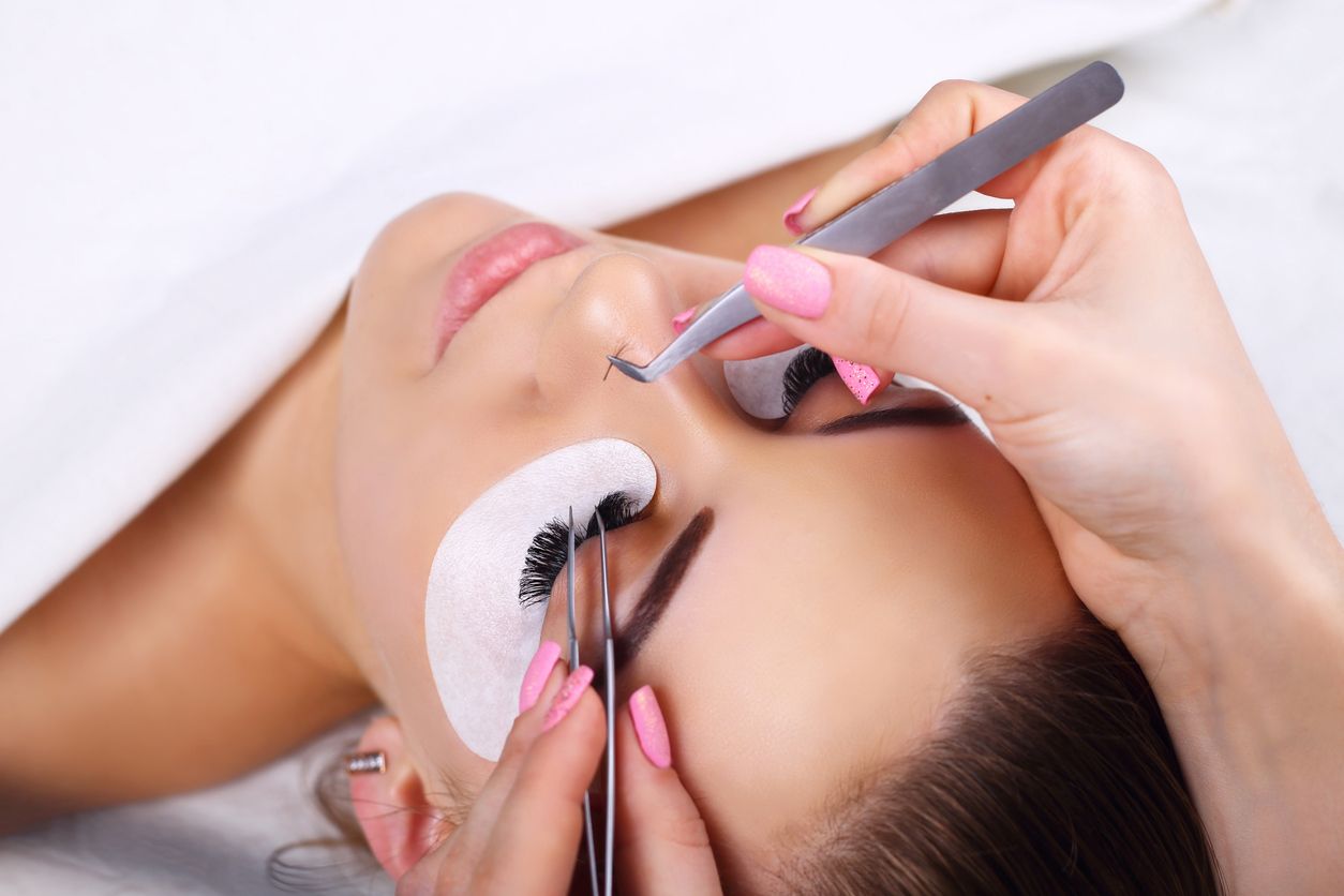 Berikut ini 3 masalah kesehatan akibat eyelash extension yang viral di TikTok, ada reaksi alergi hingga kerontokan