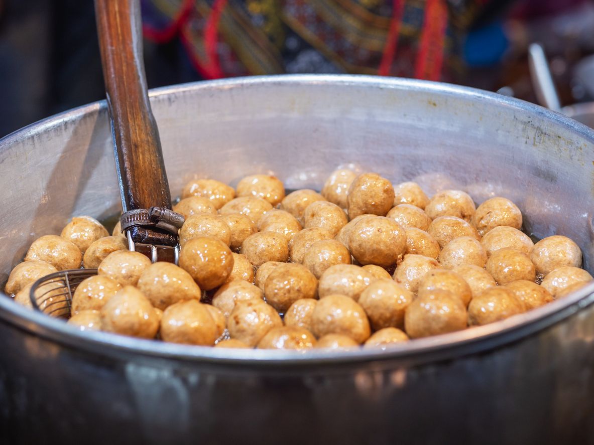 Berikut 3 tips membuat bakso goreng agar hasilnya mengembang, salah satunya pakai baking powder. Simak penjelasannya!