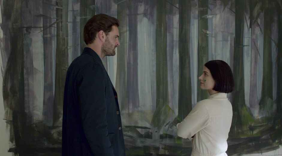 Kawan Puan, ini dia sinopsis series Behind Her Eyes. Ceritakan konflik rumah tangga dan cinta segitiga.