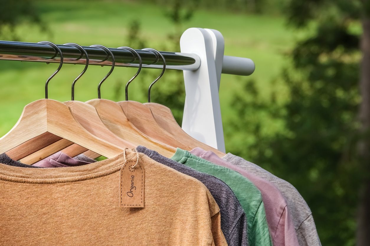 Berikut ini 4 tips untuk menerapkan gaya hidup sustainable fashion, salah satunya dengan membeli baju model timeless.