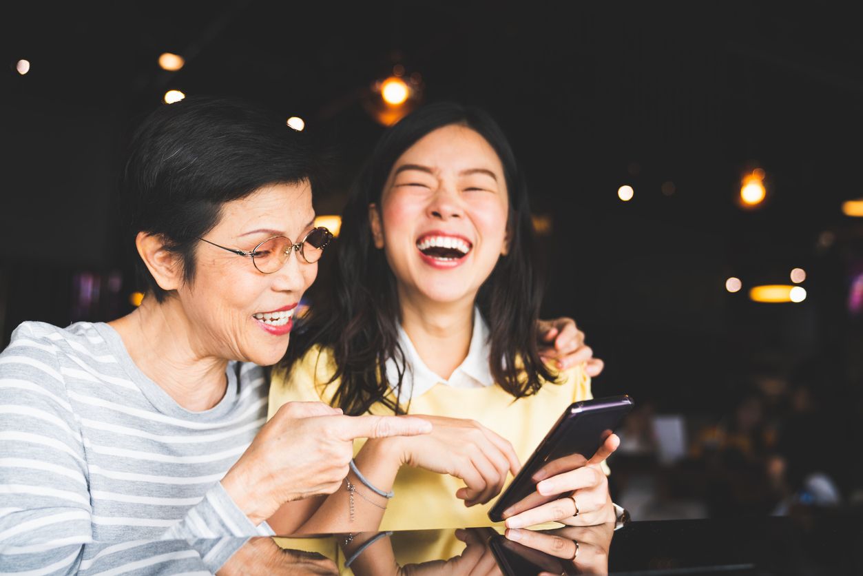 Bertepatan dengan Hari Tertawa Sedunia, yuk cari tahu 4 manfaat laughter yoga untuk kesehatan mental dan fisik