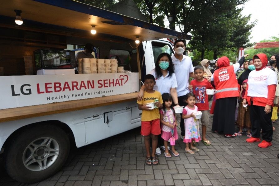 LG menghelat aksi sosial bertajuk “Lebaran Sehat” di tiga lokasi tempat pengelolaan sampah (TPS) Surabaya
