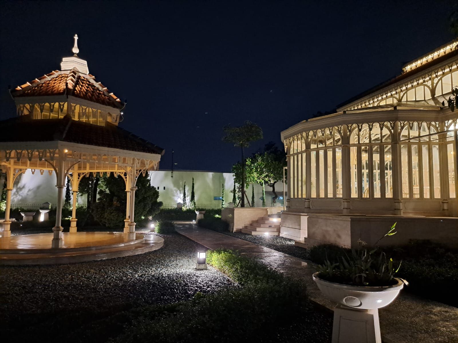 Berkunjung ke Kota Solo, jangan lewatkan mampir makan di Pracima Tuin Mangkunegaran. Rasakan fine dining ala para bangsawan.