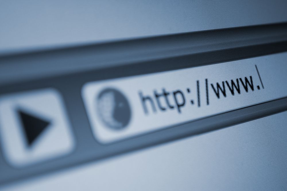 Terdapat dua layanan penyimpanan server yang bisa Kawan Puan gunakan, yakni Virtual Private Server (VPS) atau web hosting. 