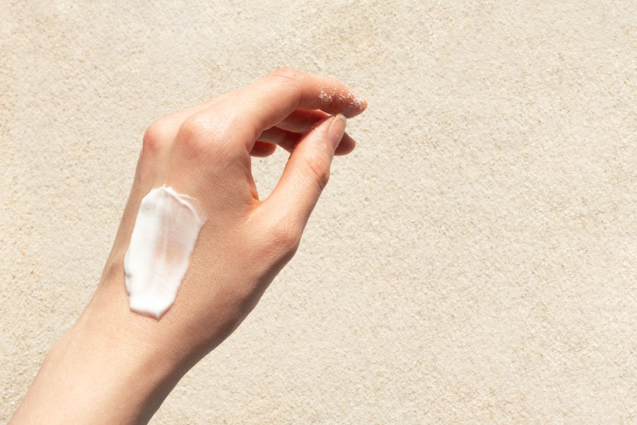 Berikut ini penjelasan mengenai chemical vs mineral sunscreen yang viral di TikTok, jadi mana yang lebih baik?