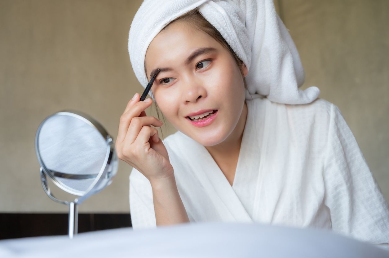 Berikut ini 4 tips pakai pensil alias supaya hasilnya natural dan menarik, salah satunya sisir alis searah
