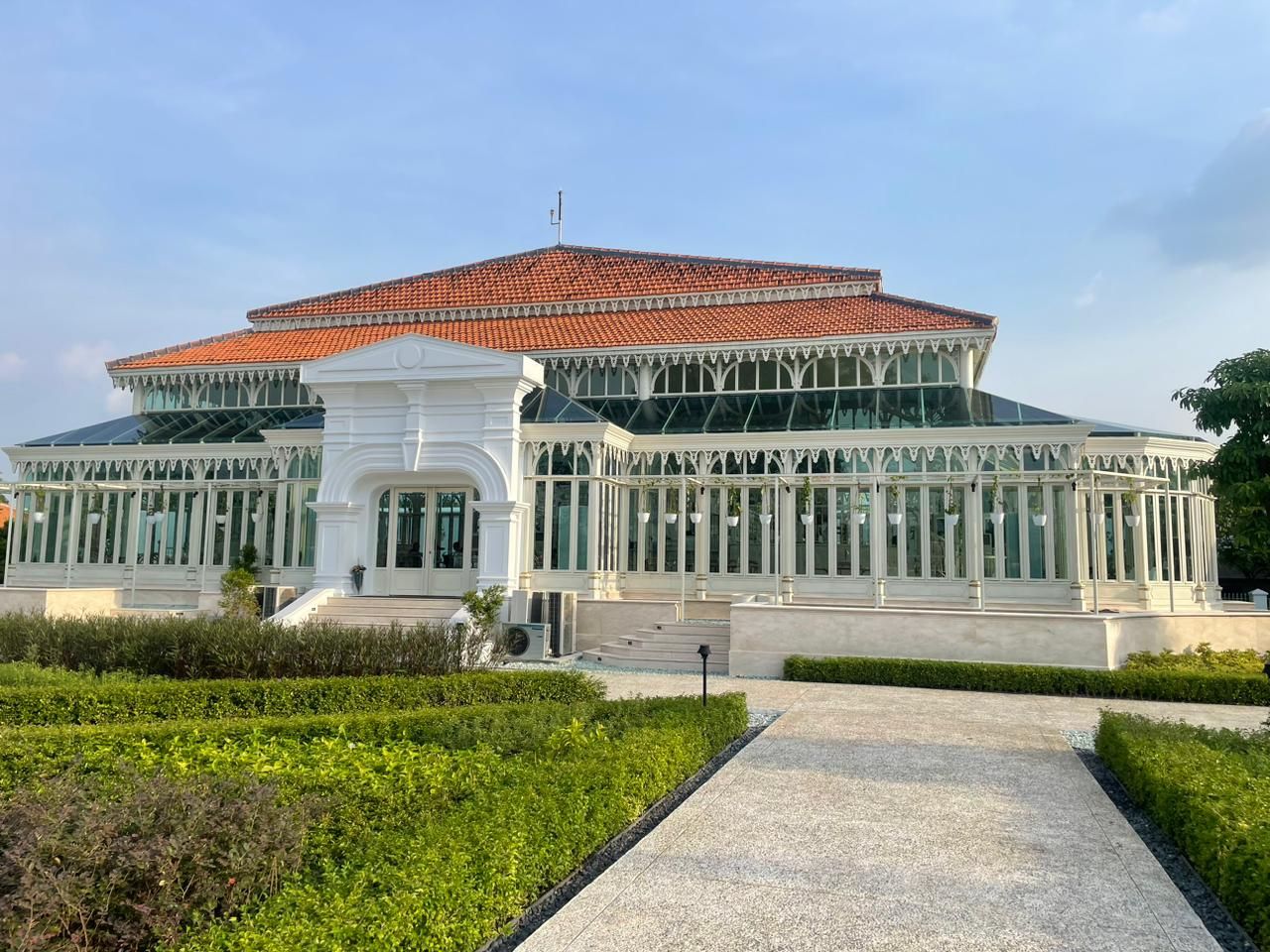 Ingin merasakan makan ala bangsawan bak keluarga raja, intip daftar menu dan harga makanan di Taman Pracima Tuin Pura Mangkunegaran.