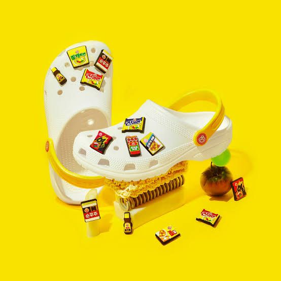 Baru-baru Crocs rilis koleksi kolaborasi unik dengan perusahaan makanan asal Korea, Ottogi. Desainnya lucu dengan gambar ramen.