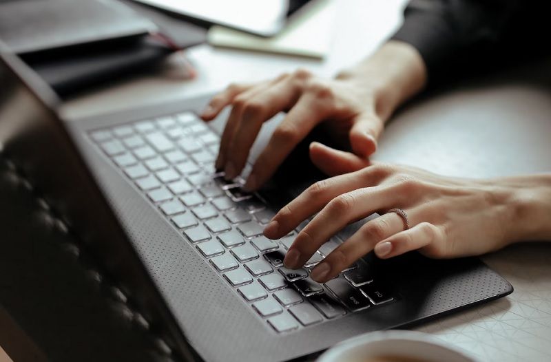Memiliki laptop yang sesuai dengan kebutuhan menjadi investasi penting untuk menunjang aktivitas sehari-hari di era digital ini.
