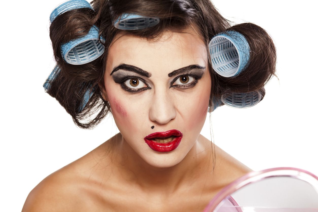 Berikut ini 5 kondisi yang menyebabkan hasil makeup jadi dempul, salah satunya akibat pakai banyak produk