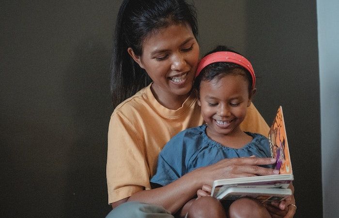 Ingin mulai mengenalkan buku kepada anak di Hari Buku Nasional? Lakukan langkah ini dan harus konsisten!