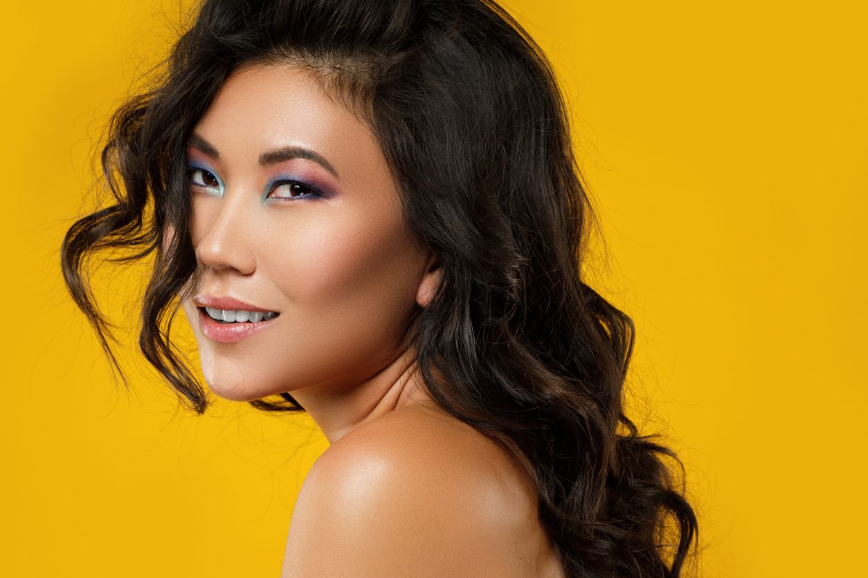 Berikut ini  5 tips mengeriting rambut tanpa alat styling panas yang viral di TikTok, salah satunya kaos kaki.