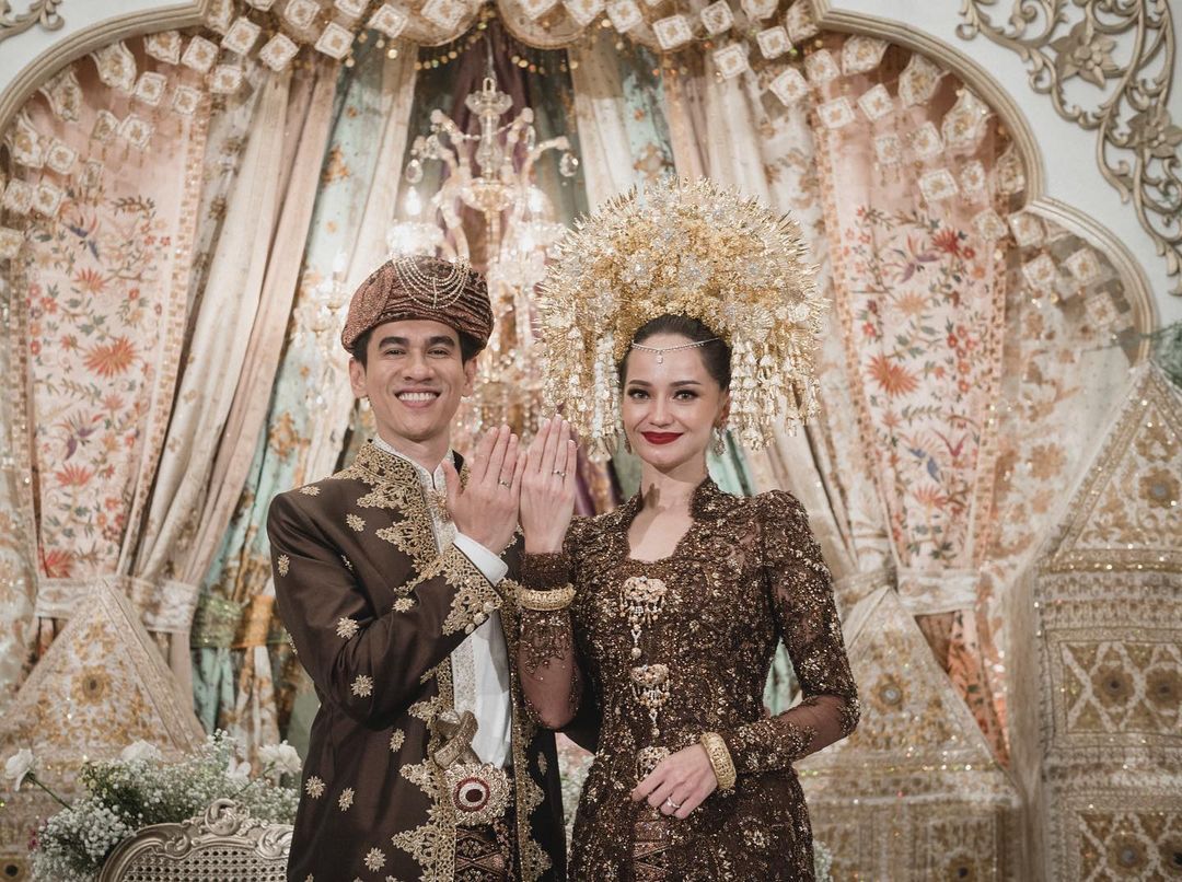 Kabar bahagia datang dari presenter Enzy Storia yang tiba-tiba mengumumkan pernikahannya. Simak yuk lengkapnya