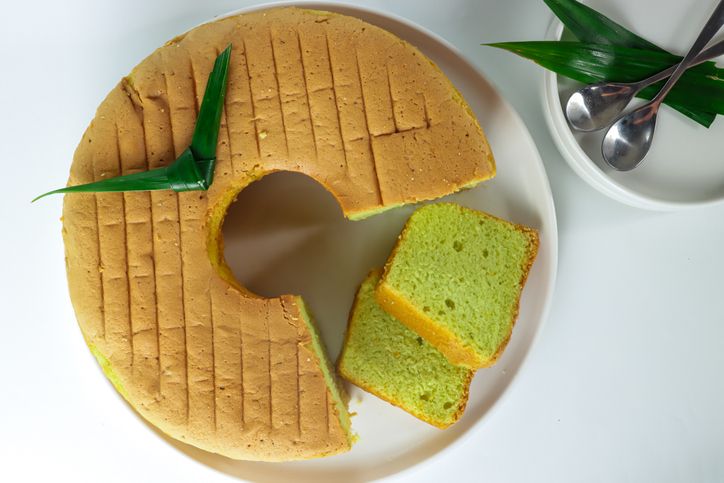 Dalam rangka Hari Baking  Sedunia, berikut ini tips membuat chiffon pandan kacang yang lembut dan nikmat.