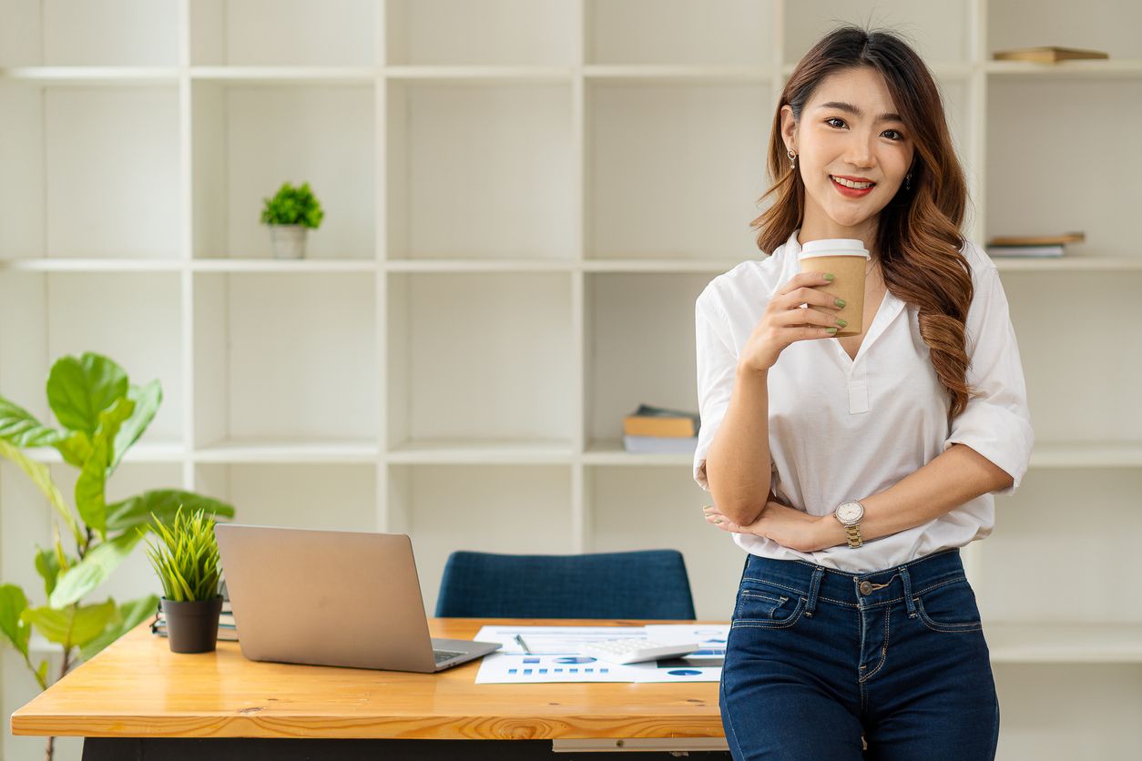 Berikut ini 4 tips tampil dengan outfit kasual namun hasilnya tetap fashionable, salah satunya pakai perhiasan sebagai aksesori.