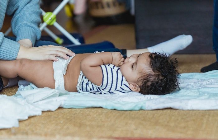 Bayi mulai aktif bergerak dan tidak bisa diam saat mau ganti popok? Lakukan tips mengganti popok bayi berikut ini!