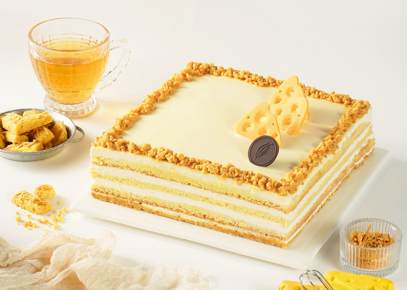 Dapur Cokelat merayakan ulang tahunnya yang ke-22 dengan merilis varian kue baru, Kaasstengels Cake. Dijamin disukai penggila keju.