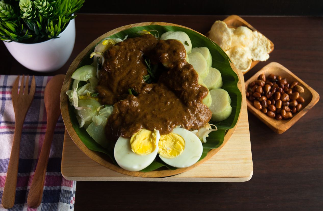 Berikut ini 5 kuliner khas Indonesia yang umum disajikan saat Hari Raya Waisak, ada nasi gemuk, tempoyak, hingga gado-gado