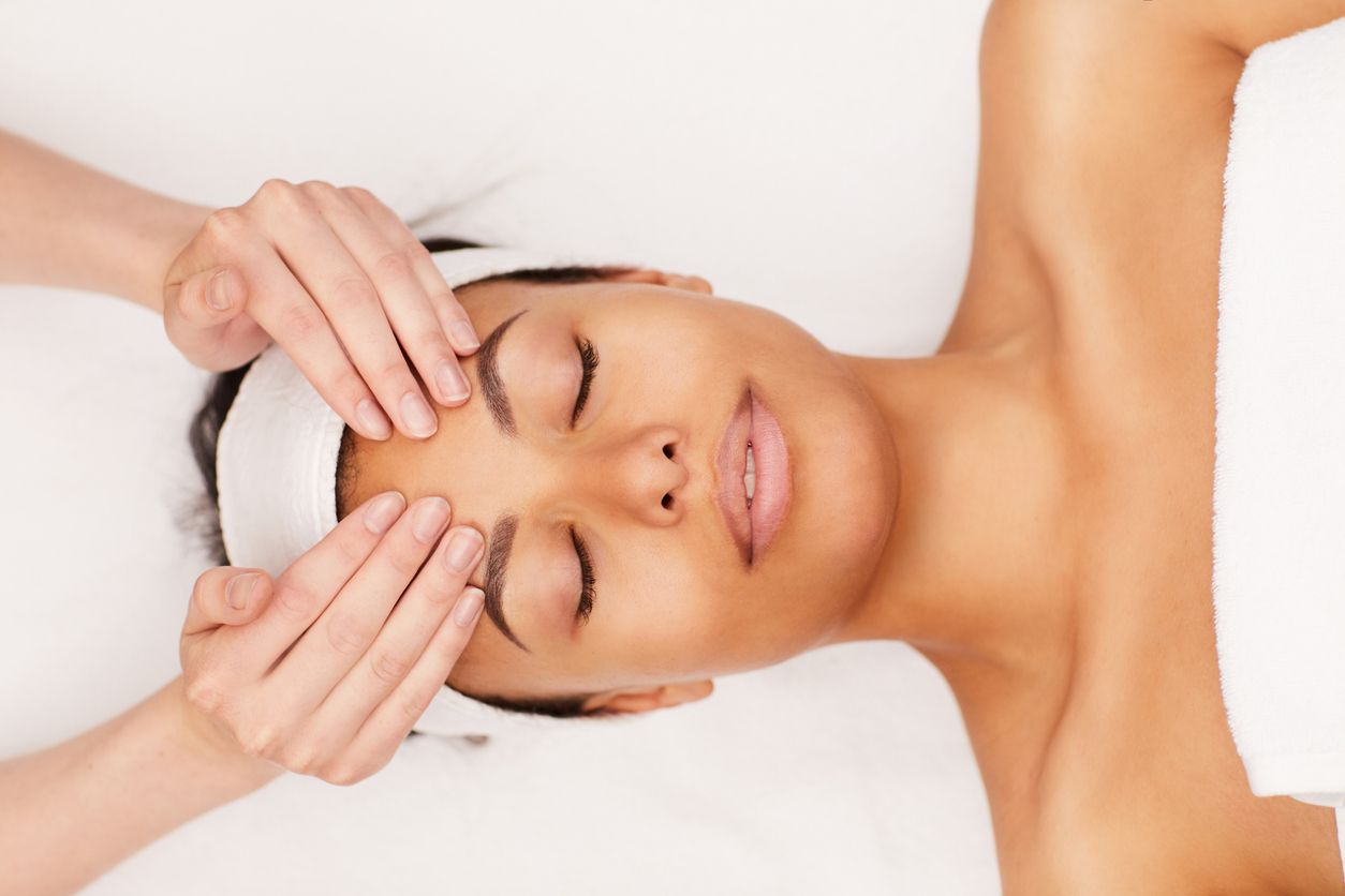 Pijat wajah bisa membantu membuat kulit jadi lebih plumpy dan terlihat awet muda. Ini review facial spa di butik pertama Guerlain.