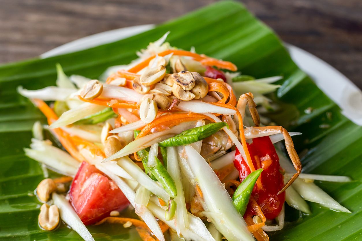 Berikut ini 4 tips membuat som tam alias salad pepaya khas Thailand yang sedang viral di TikTok, pastinya pakai pepaya muda