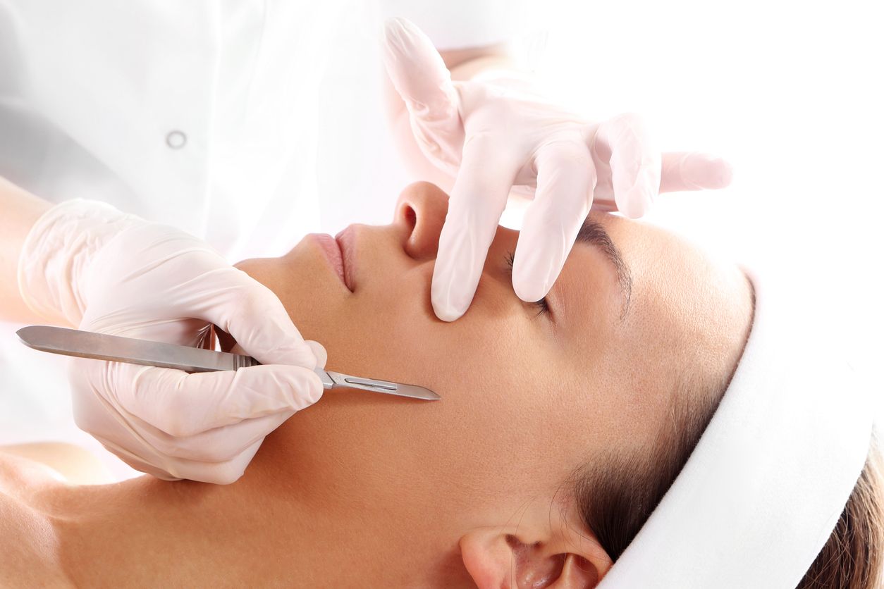 Berikut ini penjelasan dari apa itu dermaplaning yang merupakan treatment wajah viral di TikTok, simak selengkapnya. 