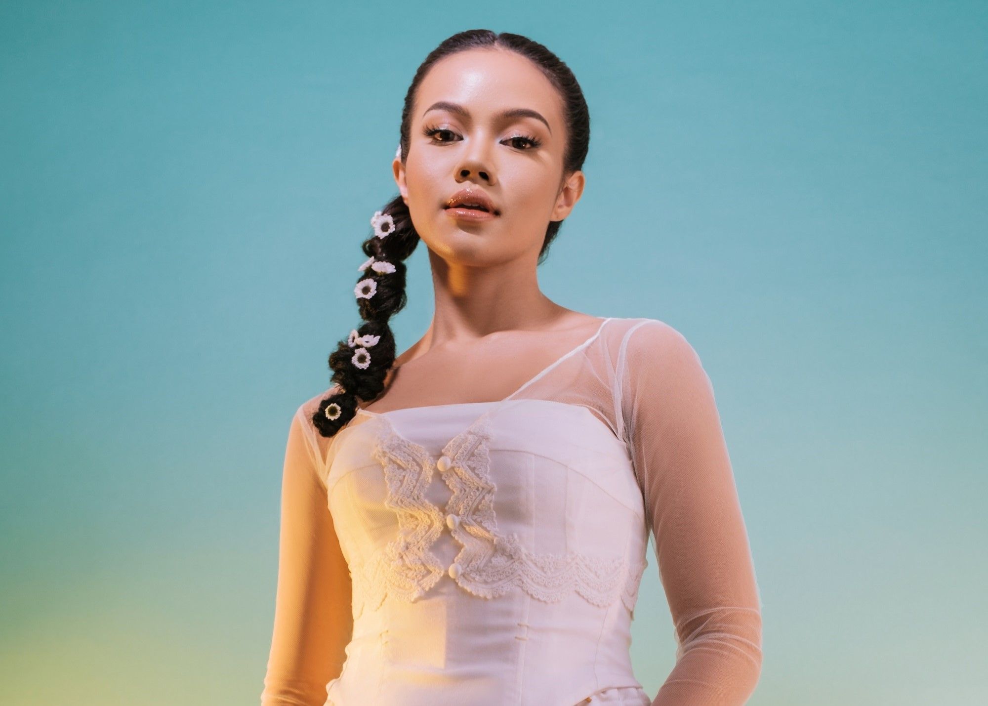 Jelang konser tunggal Pertunjukan Tutur Batin di Surabaya dan Jakarta pada bulan Juni 2023, berikut 5 lagu populer Yura Yunita yang perlu kamu tahu.