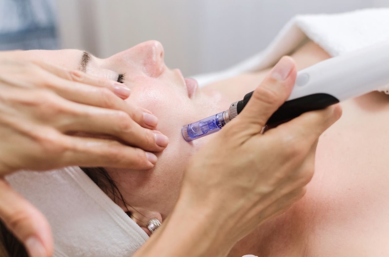 Berikut penjelasan tentang apa itu BB glow, treatment yang kembali viral di TikTok karena bisa membuat tampilan no-makeup look. 