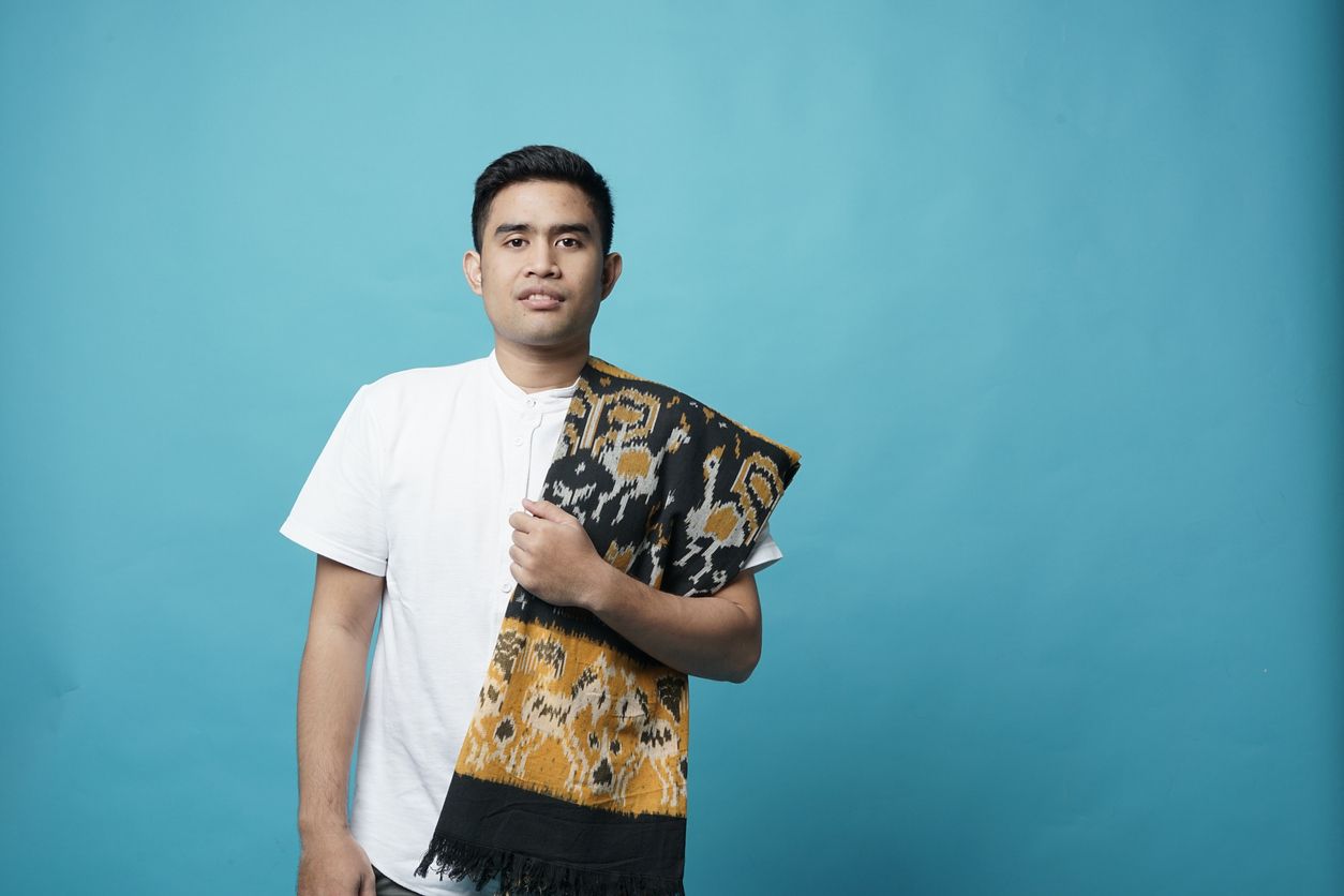 Berikut ini lima rekomendasi sarung batik untuk pria, pastinya cocok sebagai kado untuk suami maupun pacar