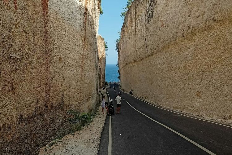 Berikut 4 tips berkunjung ke Pantai Batu Barak di Bali yang viral di media sosial, salah satunya disarankan naik motor.