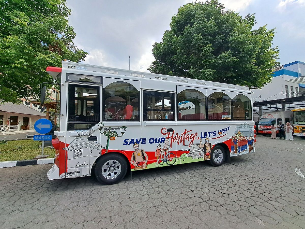 Berlibur ke Yogyakarta, yuk coba ikut tur Bus Jogja Heritage Track. Keliling Jogja berwisata sejarah dan budaya.