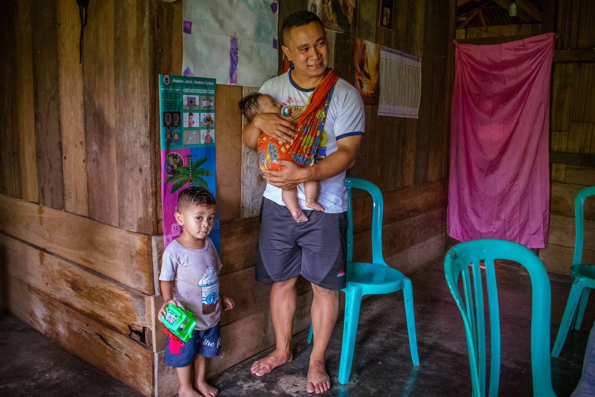Stunting masih jadi masalah di Indonesia. Poster tempel berwarna-warni mengubah cara kader Posyandu berinteraksi dengan para ibu secara signifikan.
