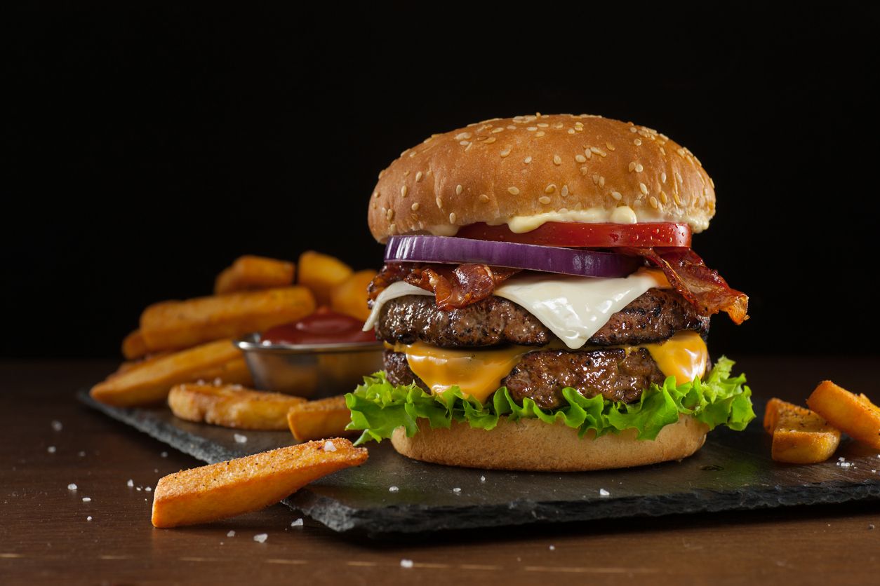 Berikut 3 tips makan burger sesuai dengan table manner, salah satunya jangan buang isi. Simak penjelasannya!