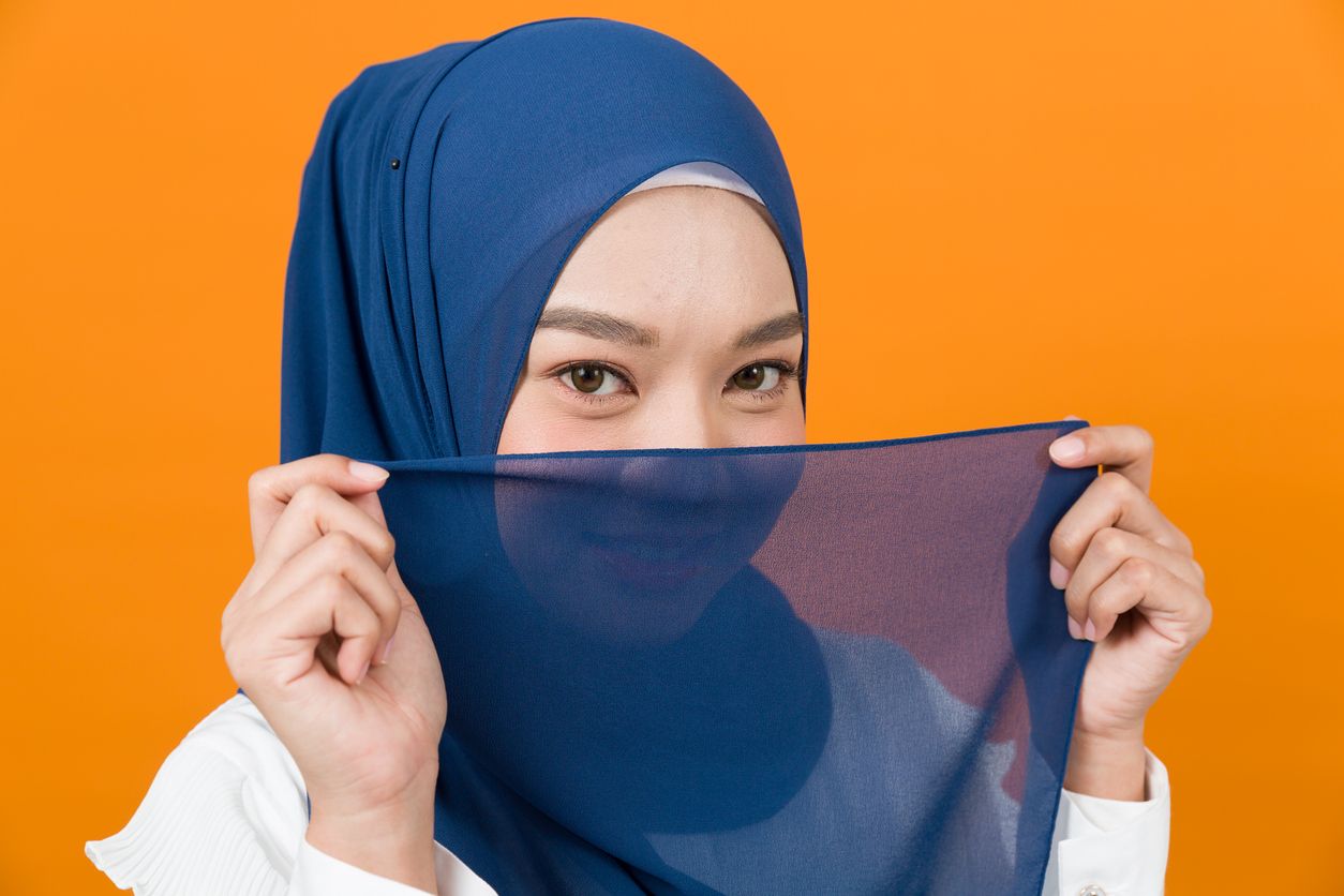 Berikut 5 bahan hijab yang cocok digunakan saat cuaca panas. Pastinya adem, ada katun hingga ceruti. Simak penjelasannya!