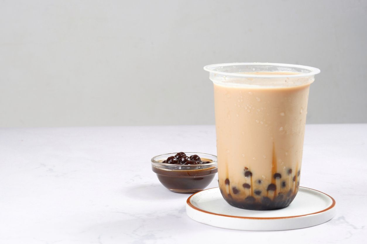 Berikut ini 5 tips membuat roasted milk tea yang viral di TikTok, dijamin mirip dengan Chatime. Simak penjelasannya!