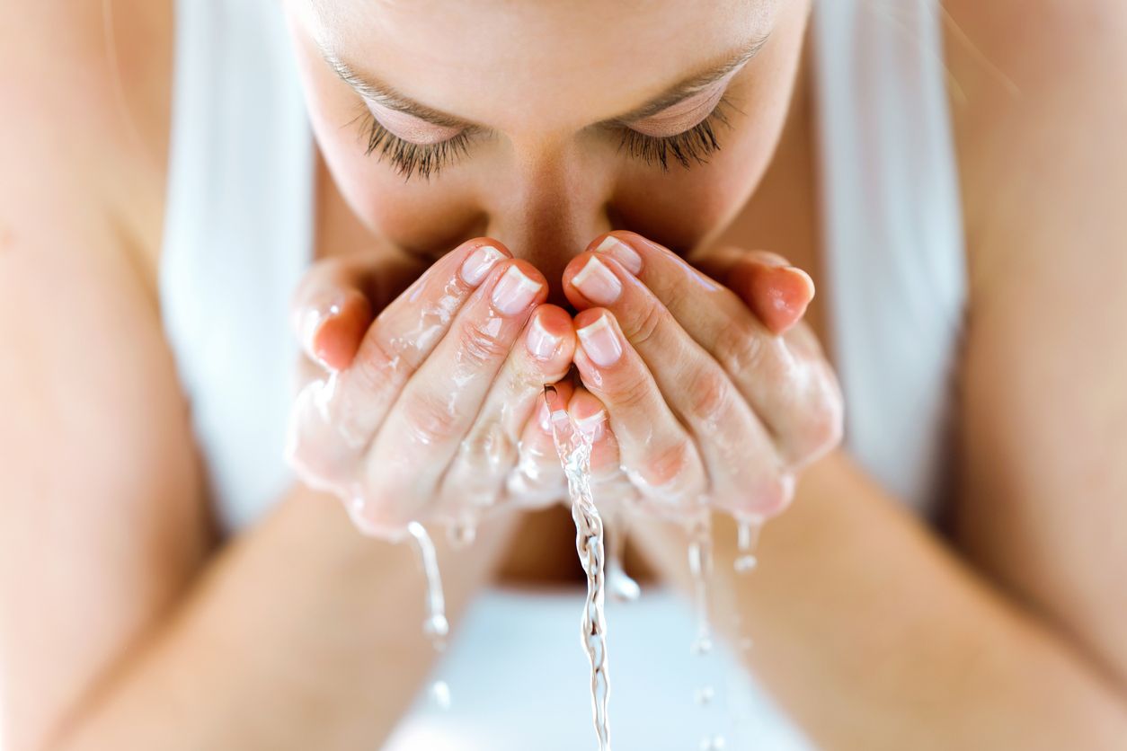 Viral di TikTok tips menghilangkan jerawat dengan cuci muka pakai air garam. Benarkah tips kecantikan itu bermanfaat atasi masalah kulit?