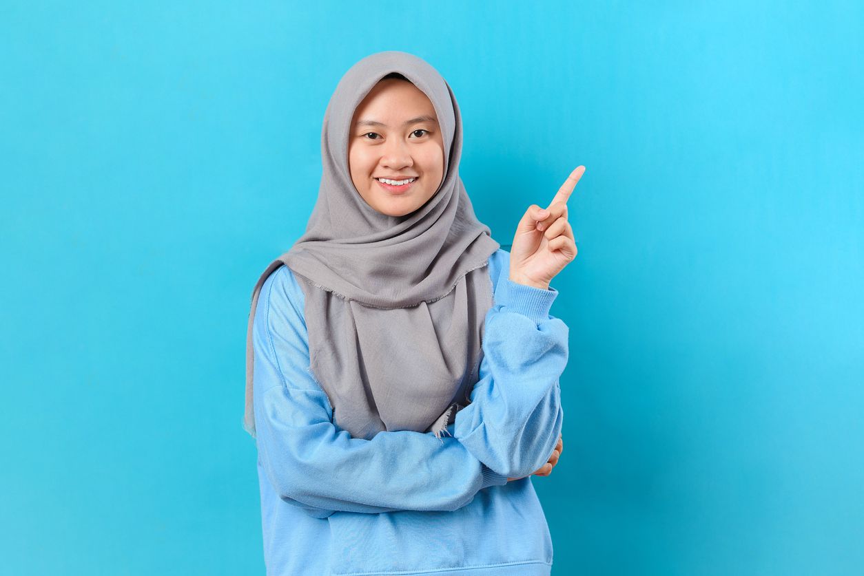 Simak 5 tips nyaman berhijab atau memakai hijab untuk Kawan Puan yang ingin meninggalkan model hijab ikat leher viral di TikTok.