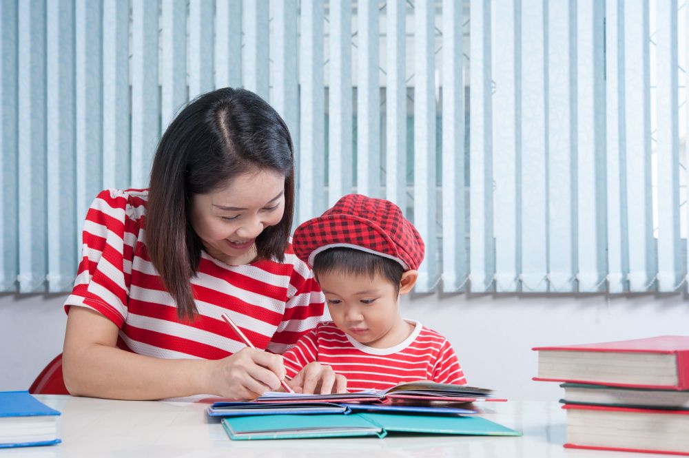 Bingung ditanya anak tentang Tuhan? Begini cara mengajarkan anak tentang Tuhan saat mereka sudah makin aktif bertanya!
