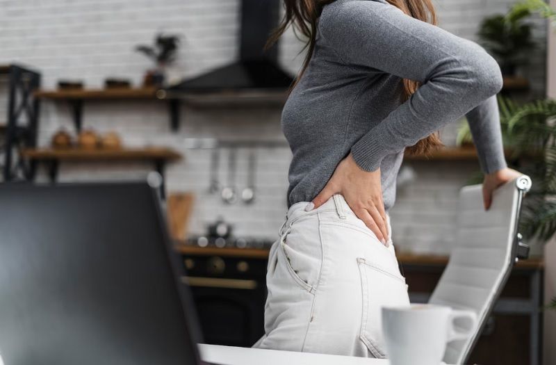 Sering dialami oleh perempuan yang sudah menopause, ternyata ini penyebab sakit pinggang saat membungkuk.