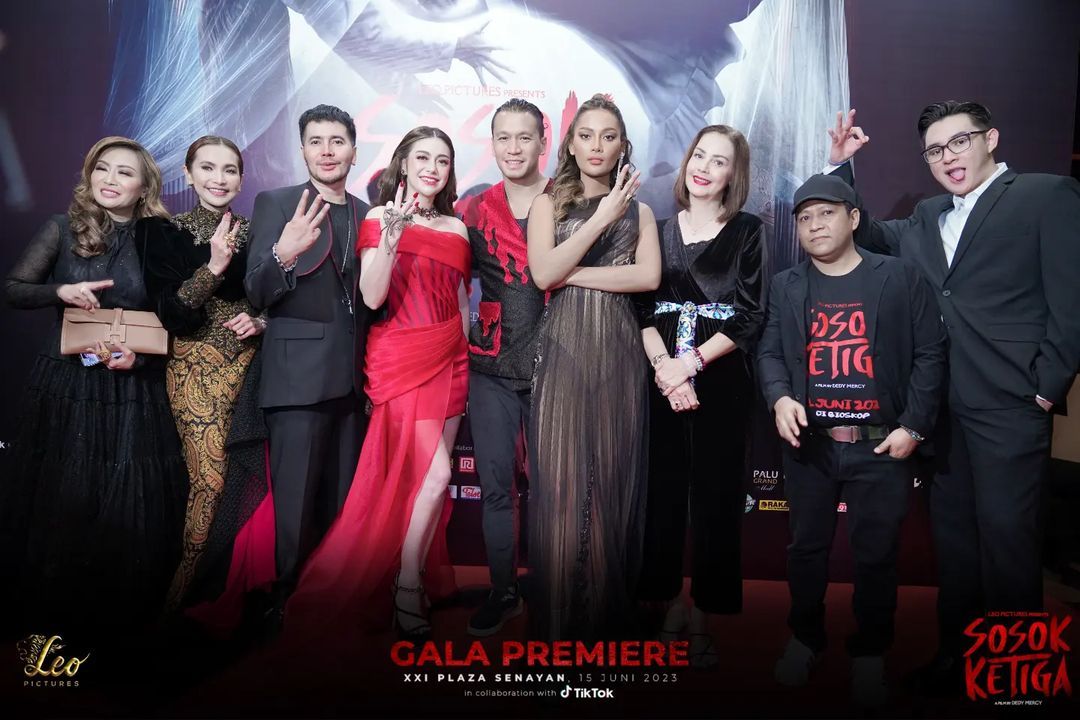 Film Sosok Ketiga dijawalkan tayang pada 22 Juni 2023 serentak di bioskop. Rupanya film ini sempat melakukan syuting di Yogyakarta dan Solo.