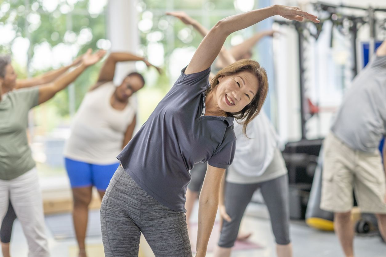 Menjelang Hari Yoga Internasional, yuk cari tahu lima gerakan yoga yang cocok untuk lansia agar tidak mudah jatuh