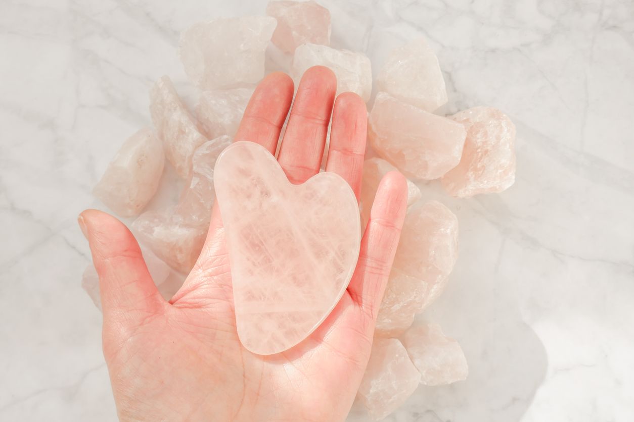 Kini semakin banyak tersedia gua sha dengan berbagai macam material di pasaran. Kendati demikian, gua sha manakah yang aman untuk dipilih? 