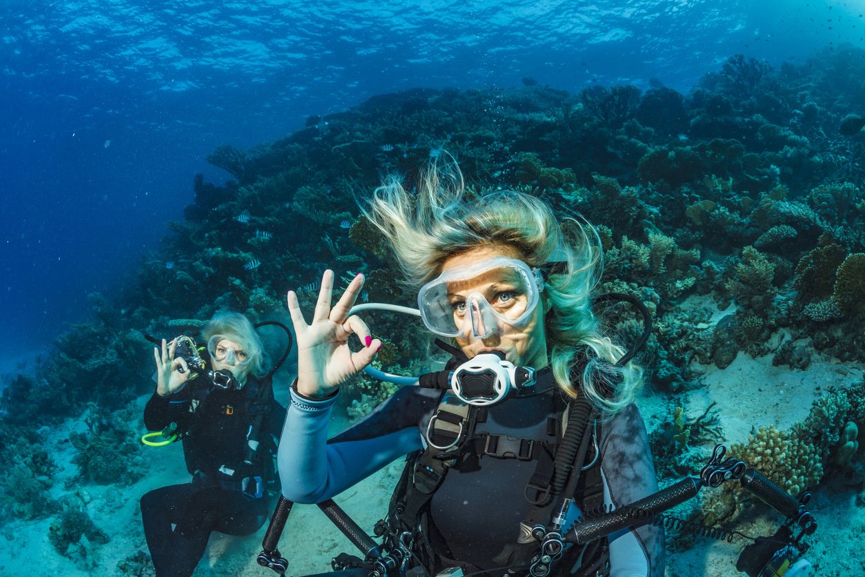 Berikut ini 3 rekomendasi baju diving di Zalora yang bikin aktivitas menyelammu jadi lebih nyaman, ada UPF-nya
