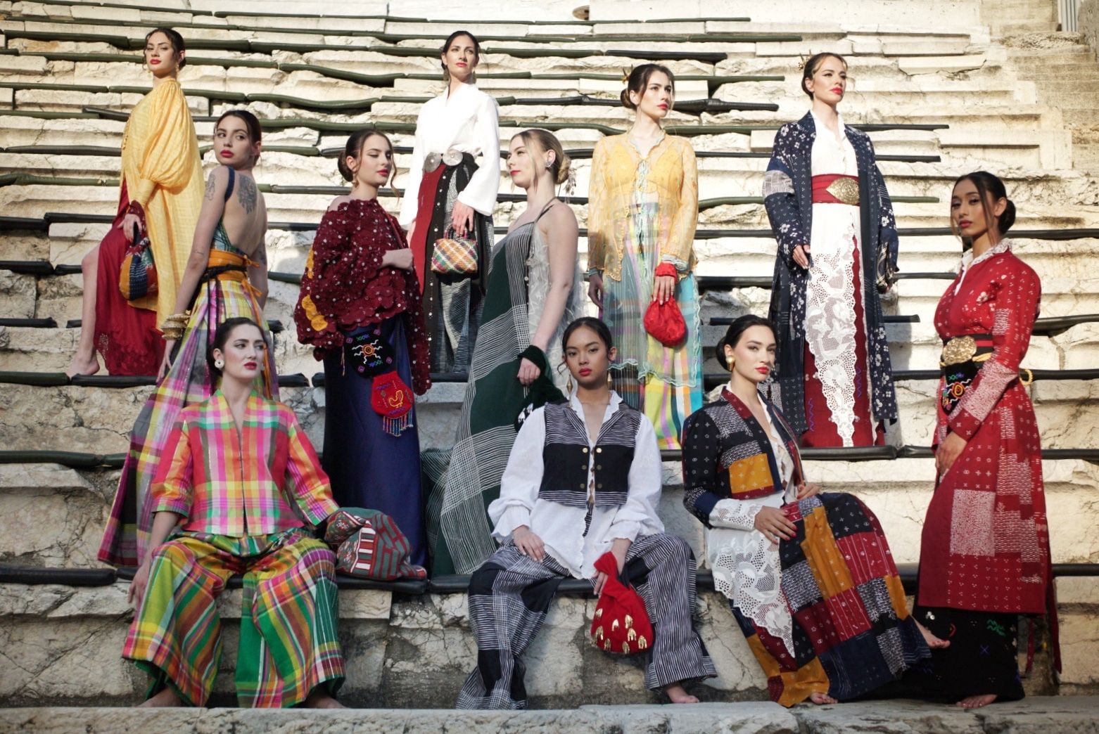 Label fashion sustainable, Sejauh Mata Memandang, memamerkan koleksi busana dengan sentuhan budaya Indonesia di Bulgaria. Ini koleksinya. 