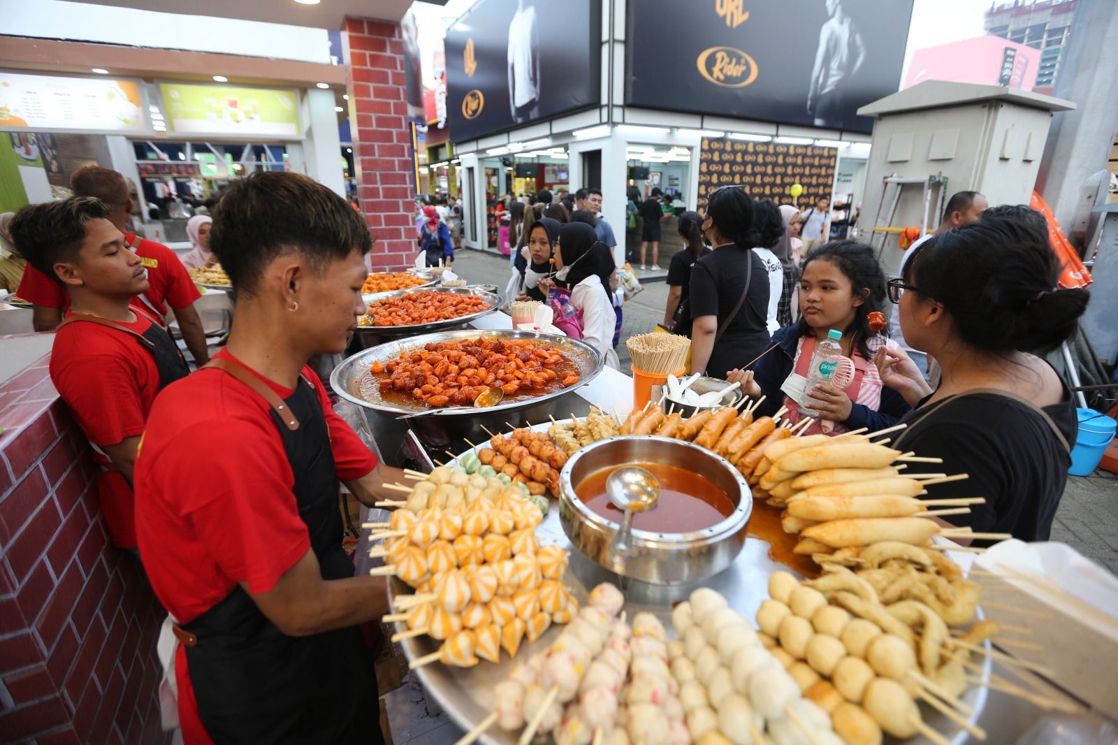 Berikut ini 3 rekomendasi jajanan di Pekan Raya Jakarta 2023 yang viral di TikTok, ada jajanan Korea hingga roti bluder