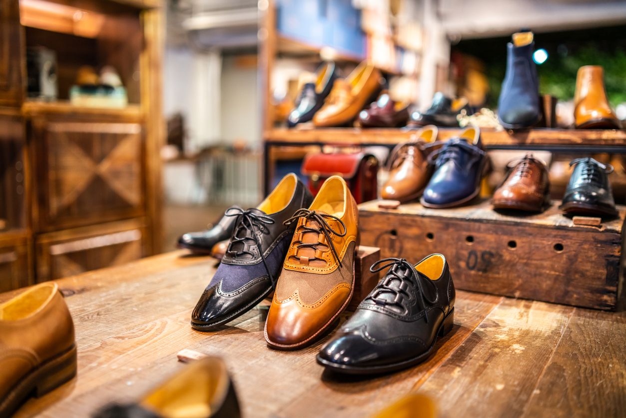 Berikut 3 tips merawat sepatu kulit, salah satunya jangan biarkan sepatu diguyur pakai air. Simak selengkapnya!