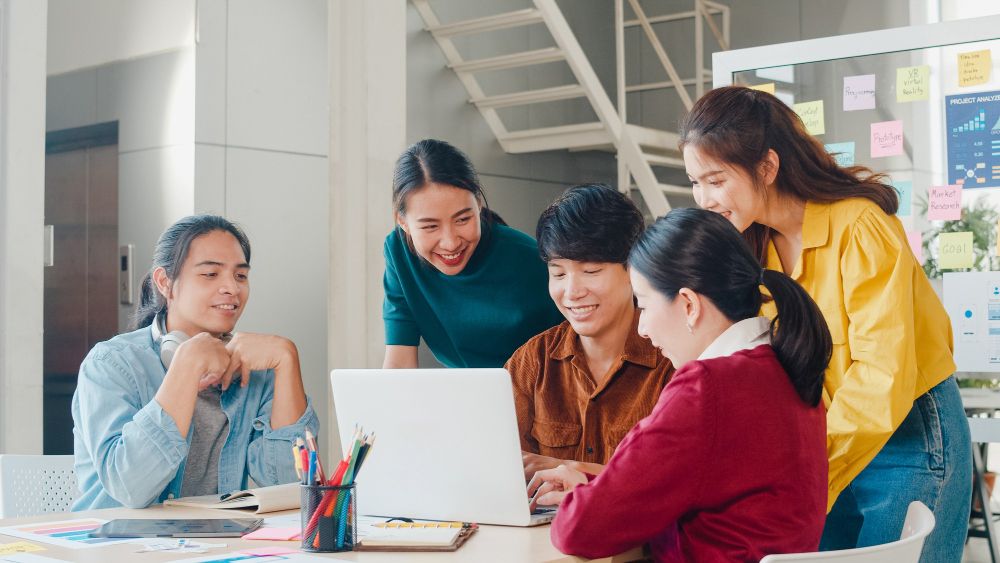 Peserta magang atau internship ternyata berhak dapat uang saku. Yuk, simak aturan pemagangan atau internship di Indonesia!