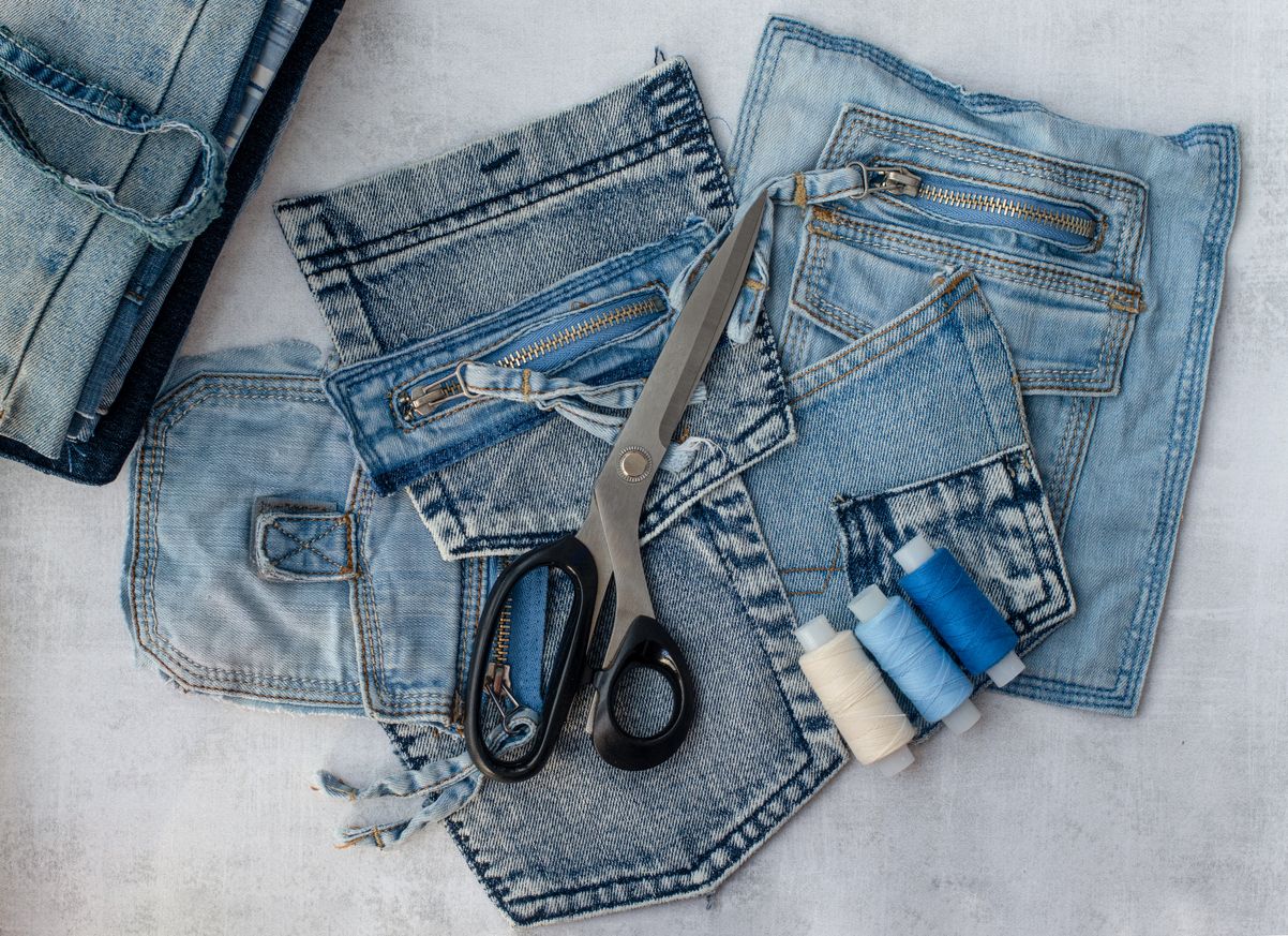 Industri fashion bisa merusak lingkungan. Salah satu caranya bisa diatasi dengan menerapkan upcycling fashion. Memang apa manfaatnya?