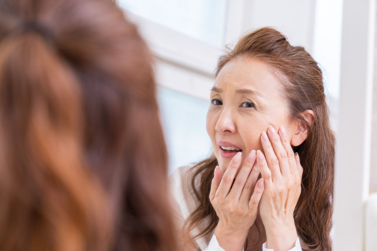 Mengatasi menopausal acne tidak bisa sembarangan karena justru bisa bikin kulit makin kering. Kata ahli ini caranya.