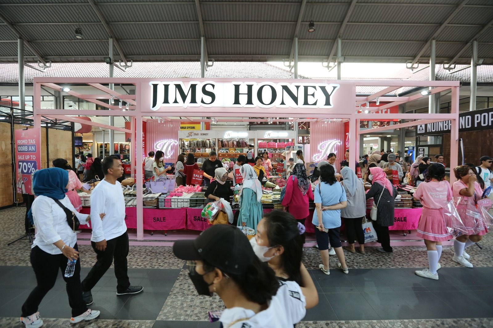 Berikut empat brand fashion lokal untuk perempuan yang ada di Pekan Raya Jakarta (PRJ) 2023, simak penjelasannya!